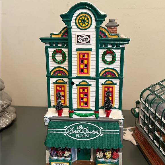 Snow Village Department 56 Secret Garden Florist & Greenhouse.  Set of 2 - Picture 3 of 15